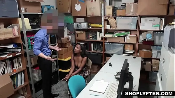 最佳Shy ebony shoplifter got caught and fucks with the security总管