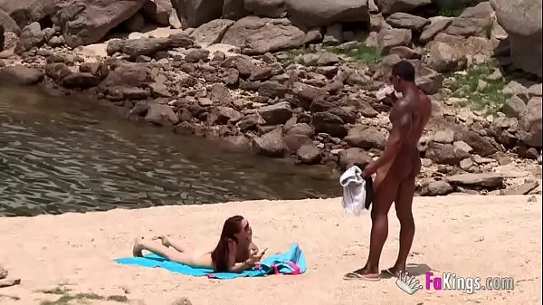 The massive cocked black dude picking up on the nudist beach. So easy, when you're armed with such a blunderbuss total Tube terbaik