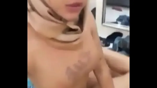 Travesti muçulmano indonésio sendo fodido por um cara de sorte