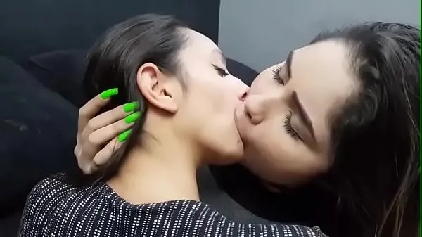 Miglior Lesbian kissing tubo totale