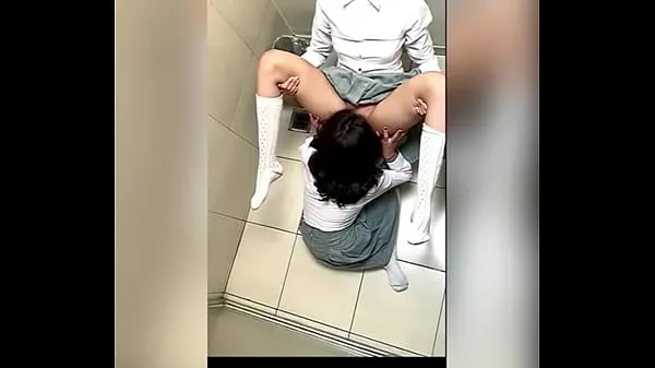 Due studenti latini che si toccano nel bagno della scuola