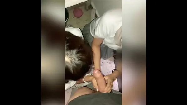 DUE simpatici studenti messicani condividono il cazzo succhiandolo allo stesso tempo nella stanza del bidello! Due ragazze calde a SCUOLA e un PENE per due! Sesso amatoriale fatto in casa! (Seconda parte