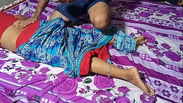 La mamma dell'amico si scopa la figa con il pretesto di un massaggio alla schiena - Sesso XXX in hindi
