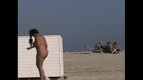 Miglior EW 19 - Questa Hotwife ha deciso di mostrare la sua figa a qualsiasi voyeur che vede sulla spiaggia per nudisti tubo totale
