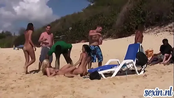 Bästa horny girls play on the nudist beach totalt rör
