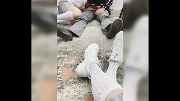I migliori amici degli studenti filmati a scuola mentre succhiano uno studente e scopano. Sesso in casa! # 1