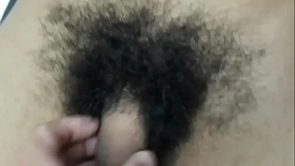 Barbeiro maduro depilando saco do noiado