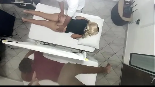 Tổng số Erotic Massage on the Body of the Beautiful Wife next to her Husband in the Couples Massage Parlor It was Recorded How the Wife is Manipulated by the Doctor and Then Fucked next to her Husband NTR ống tốt nhất