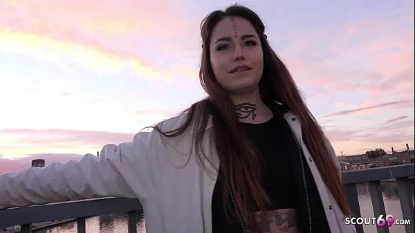 Mejor SCOUT ALEMÁN - Mujer joven con tatuaje de ojos verdes habla con Rough Sex en Model Job en Berlín tubo total