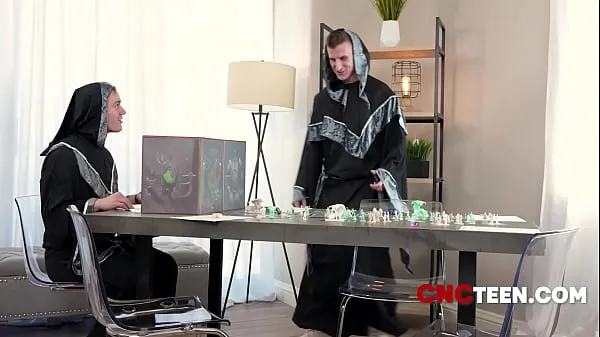 Paras DND Cosplay Anal Freeuse Playing A Board Game yhteensä Tube